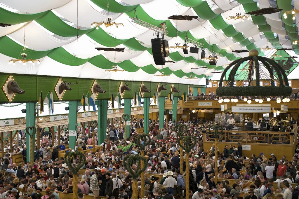 armbrustschuetzenzelt blick von galerie wildsau links