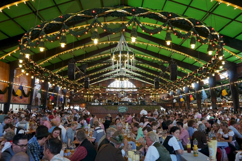Augustiner-Festhalle augustinerzelt mittelschiff.1920x0