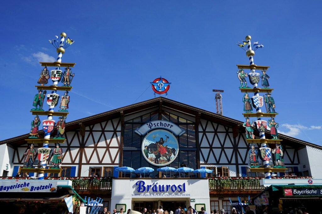 braurosl fassade blauer himmel.1920x0